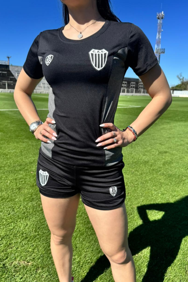 REMERA NEGRA DAMA 1898 - Imagen 2